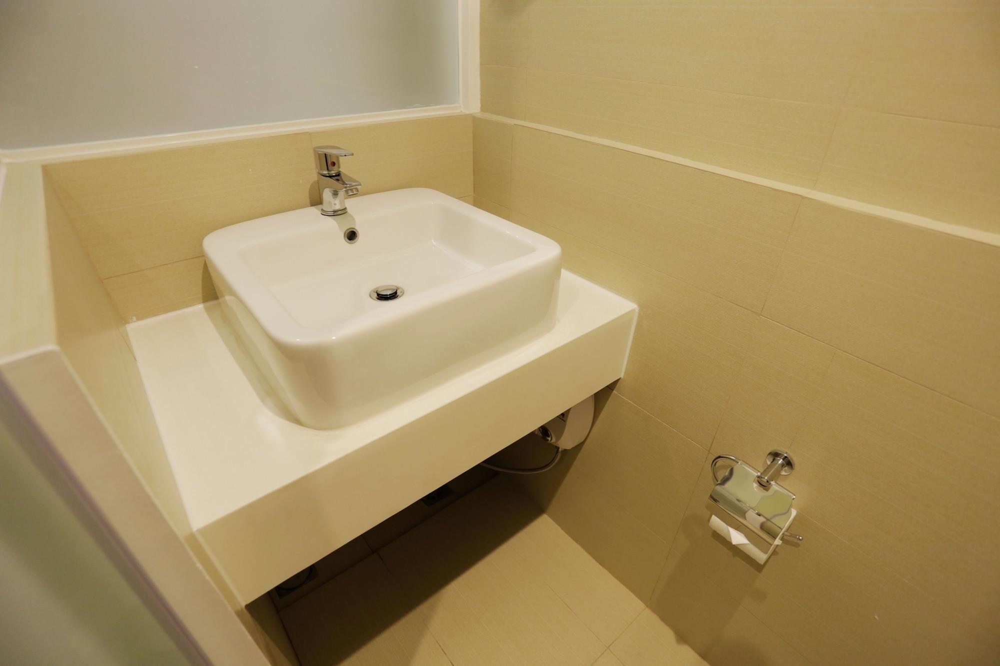 Go Hotels Ermita, Манила Екстериор снимка
